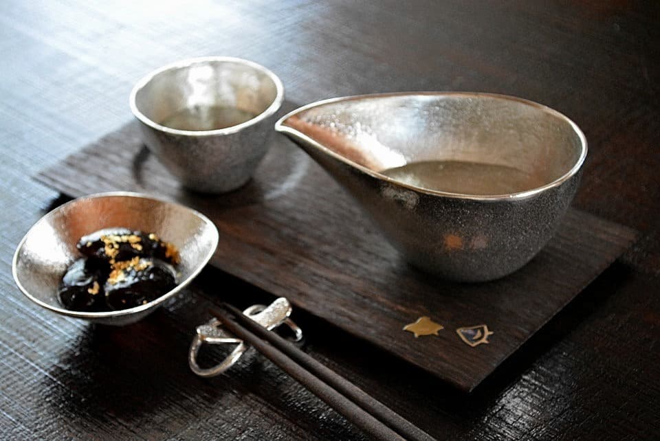 能作の錫製品は、混じりっけなしの純度100%。金属アレルギーにもなりにくい、安心・安全な素材です。