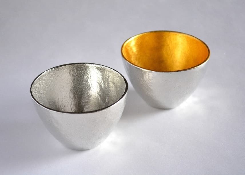 スタンダードかつシンプルな形状が美しい「ぐい呑み」。金色の器には金沢の金箔を使用しています。