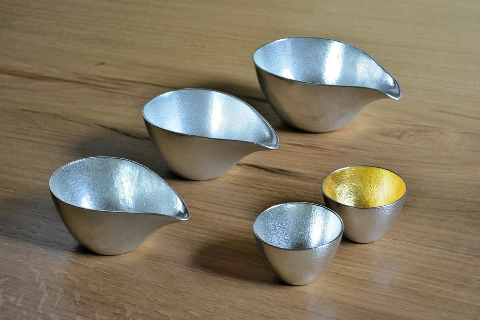 晩酌量の目安にもなる3サイズの「片口」。ソースやドレッシングを入れて、食卓で使っても素敵です。