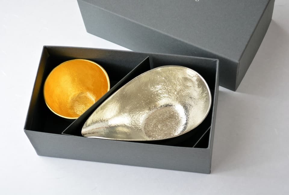 「ぐい呑み」と「片口」をセットで贈り物にされる際には、専用のギフト箱がございます。