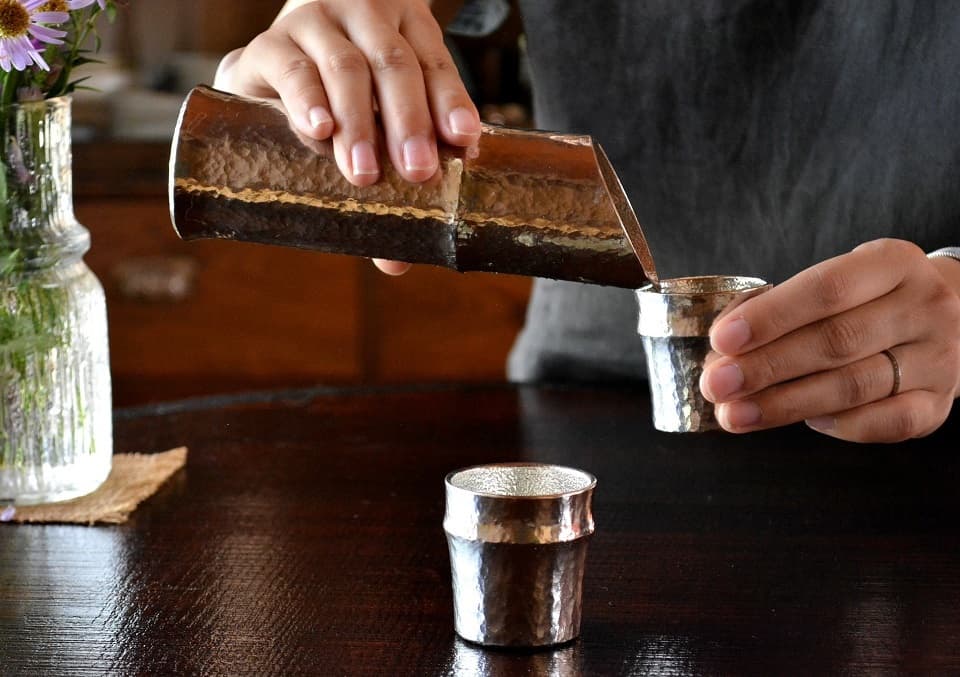 注ぎ口はシャープな仕上がりで、なめらかな注ぎ心地。デザインだけでなく、使い勝手にもこだわった逸品です。