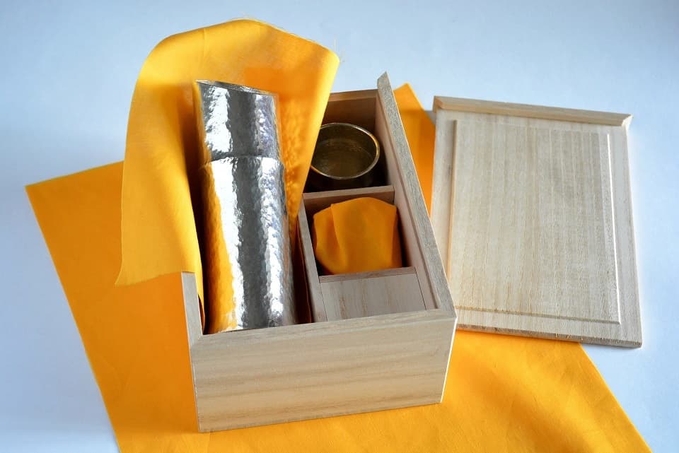 酒器はウコン布で包まれ、桐箱に収められています。ワンランク上の贈り物にもおすすめです【竹型酒器セット】