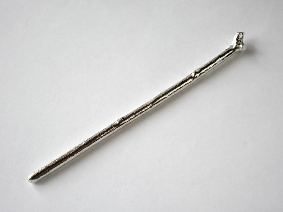 実際の木の枝をもとにデザインされた錫の「マドラー」。水割りやアイスコーヒーなどを作る際に重宝します。