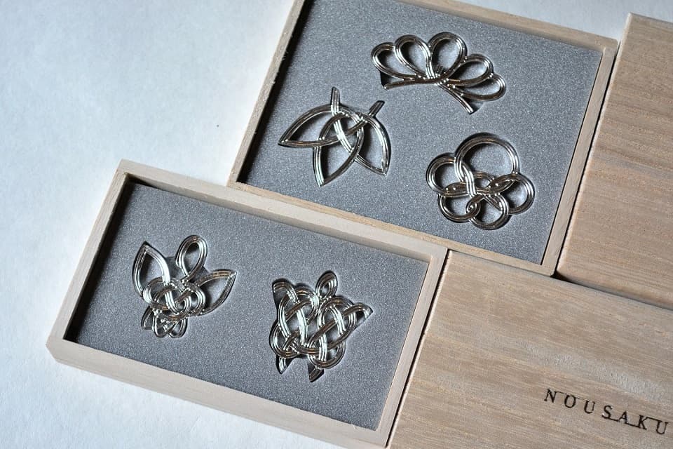 縁起の良い「鶴亀」と「松竹梅」をモチーフとした錫の箸置き。新築祝いなどの贈り物にも最適な桐箱入りです。