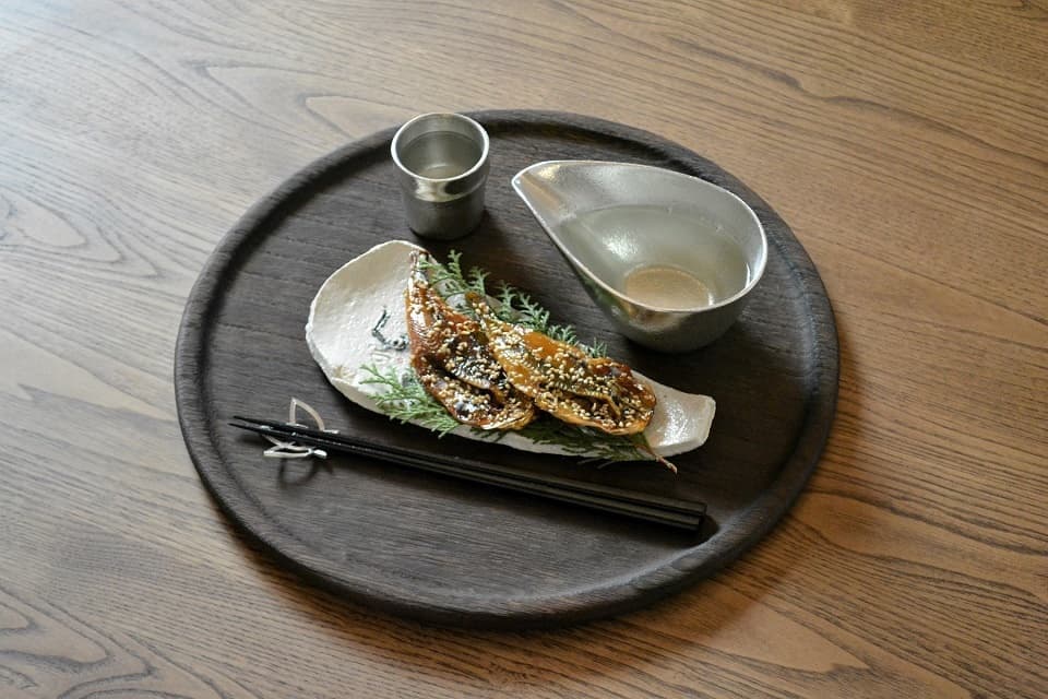 普段の食卓も一層上品で華やかな印象に。おもてなしの場やお正月等のお祝いの席にも最適です【箸置き「松竹梅 / 竹」】