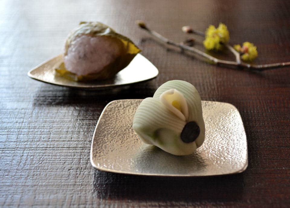 手のひらサイズの錫製「小皿」。ちょっとしたおつまみやお刺身、和菓子などにおすすめです。