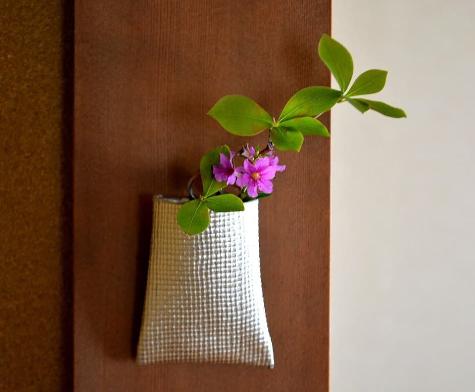 純度100％の錫の花器は抗菌性があるため、切り花が長持ちすると言われています。【花器 すずはな（布目）】