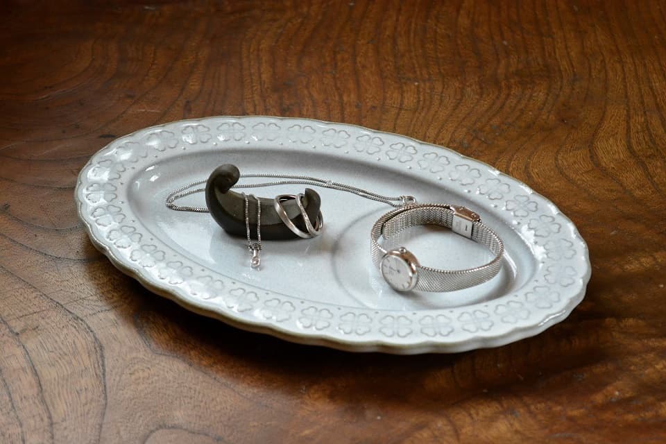 オーバル型のソーサーはアクセサリーなど小物の収納にも素敵です【白詰草シリーズ】（画像：乳白）