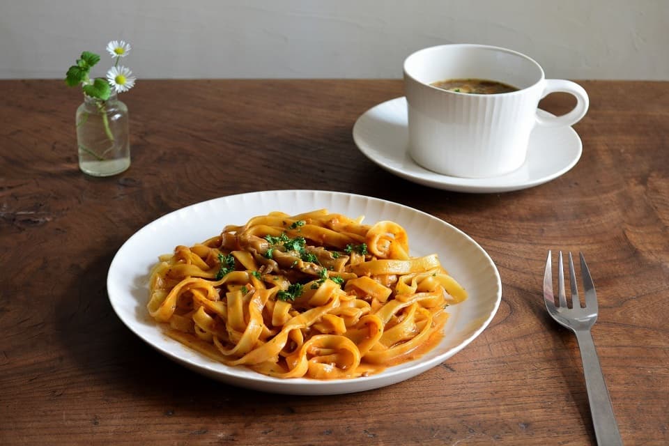 直径約21cmのプレートは、パスタやハンバーグ、サラダや炒飯等、様々なお料理に使える勝手の良いお皿です【プラート】