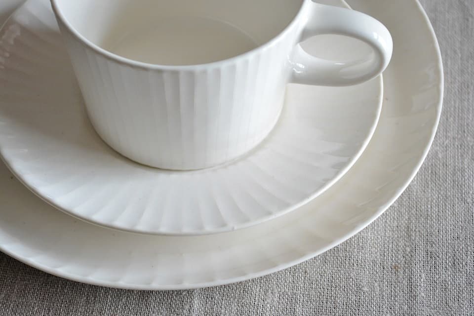 「プラートシリーズ」の装飾はさりげない印象で主張しすぎず、どんなシーンでも活躍してくれます【画像：白】