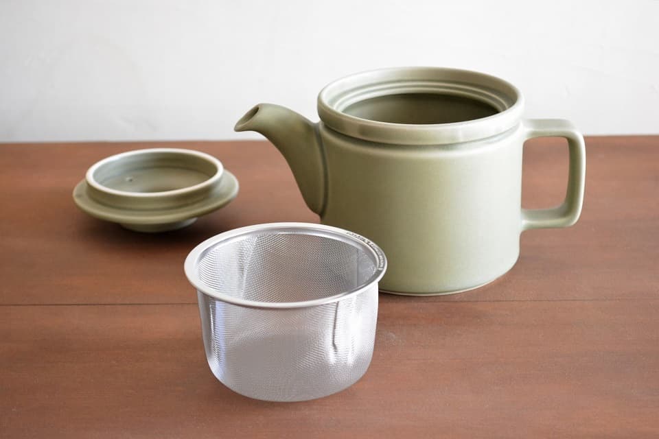 スティルクの「ティーポット」は便利な “茶漉し” 付き。容量も500mlとたっぷり入ります【画像：グリーン】
