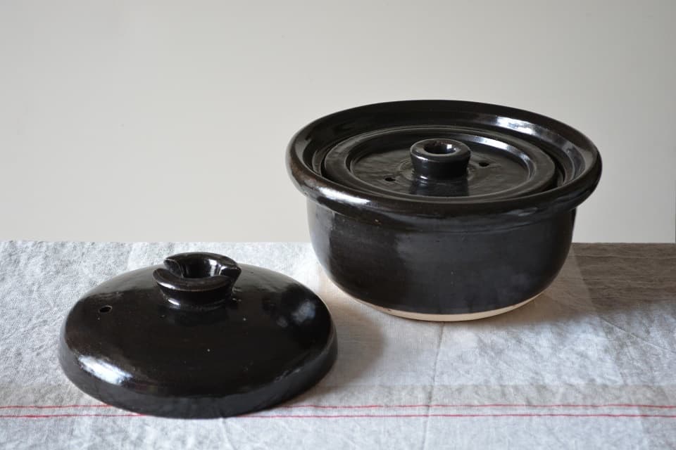 外蓋をとると中にもう一つ蓋が付いていますが、実はこの “中蓋” が美味しいご飯が炊ける秘密です。