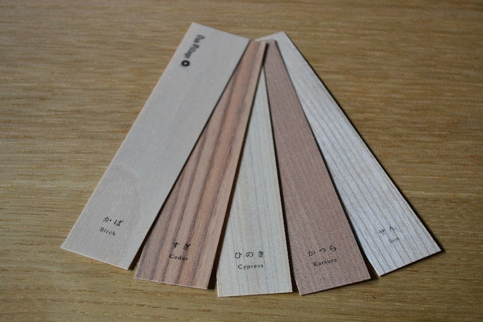 国産の栓（せん）・樺（かば）・桂（かつら）・檜（ひのき）・杉（すぎ）を使用した「木のしおり」