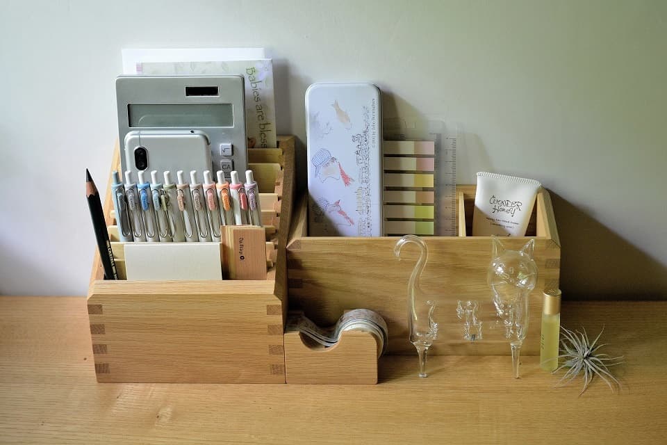 仕切り板を調整すれば少し厚みのある電卓や電子辞書なども入ります。スマートフォンの定位置にもおすすめ（ステップアップボックス）