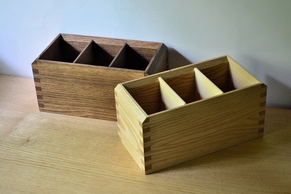 文房具収納にはもちろん、リモコンスタンドとしてなど、様々な場所で様々に使える「多用途ペン立て」