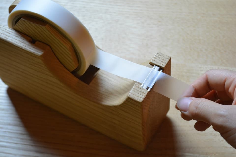 本体内部にはおもりが仕込まれているのでテープを引っ張ってもずれることなくスムーズにカット出来ます（国産クリ材のテープカッター・大）