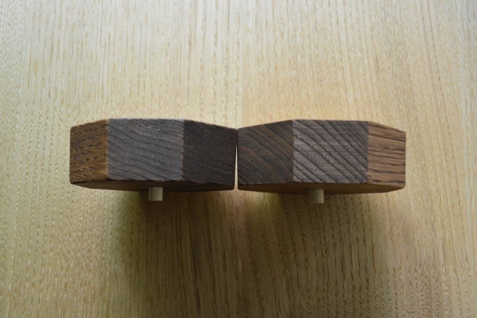 テープをセットする際は細くなっている側から入れてください（国産クリ材のテープカッター・大）