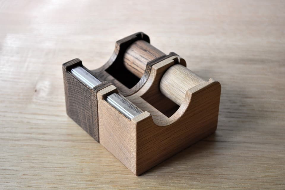 オークヴィレッジオリジナルのステンレス製カット刃を使用（国産ナラ材のテープカッター・小）