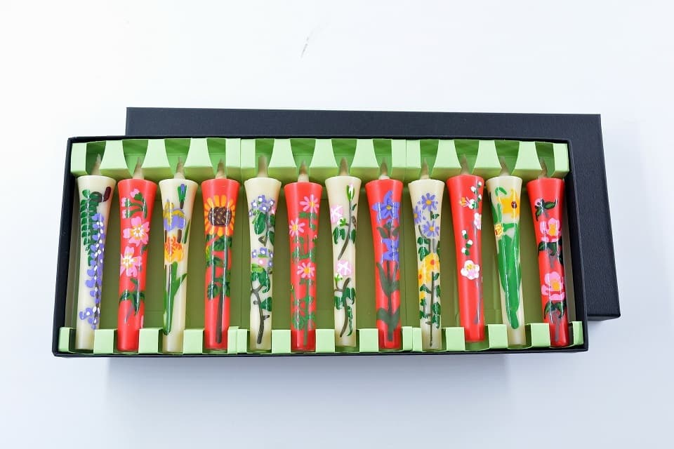 “手描き絵ろうそく” には、各季節の花絵柄を３本ずつ揃えて１組とした「１２か月セット」もございます。