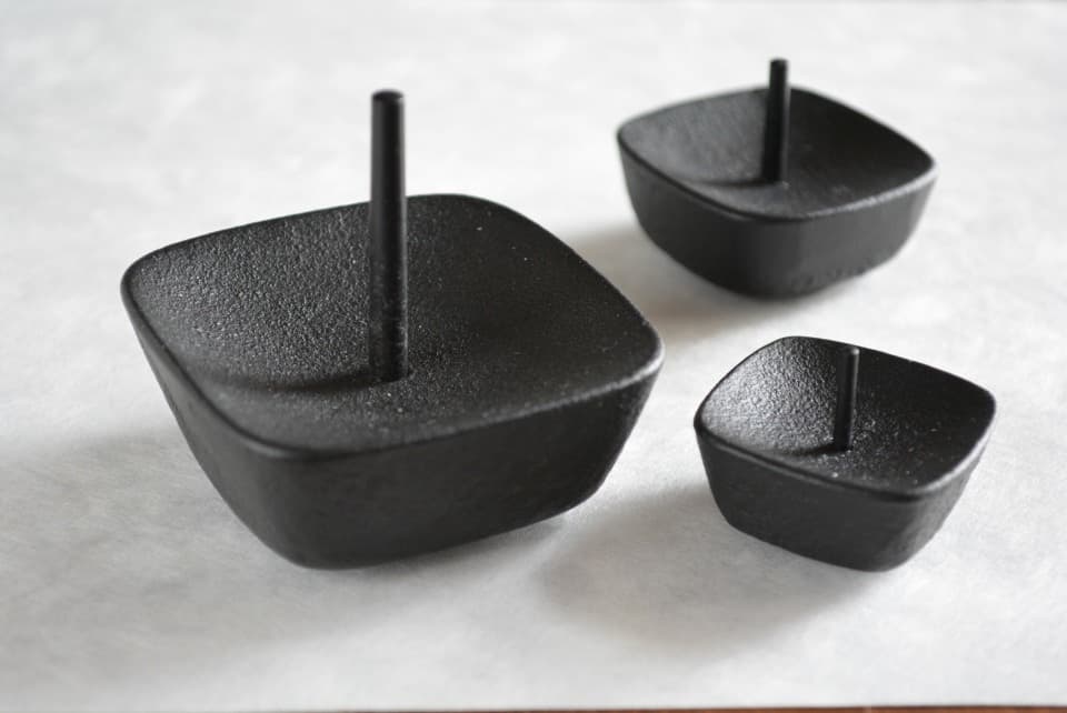 【和ろうそくの必需品】すっきりシンプルなデザインの南部鉄製燭台。使う場所を選ばずろうそくも引き立ちます