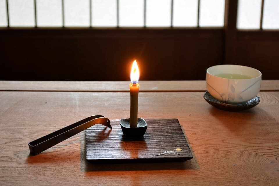 和ろうそくの芯は和紙、蝋（ロウ）は植物油。西洋ろうそくとは異なり、石油を使わないという点でもエコな灯りです。