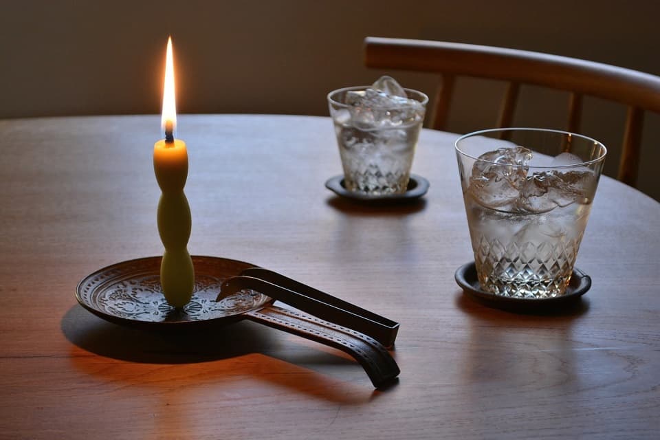 親しい人と灯りを囲む時、そこには親密な温かい雰囲気が生まれます【画像：和ろうそく ななお × ペルシャ紋燭台】