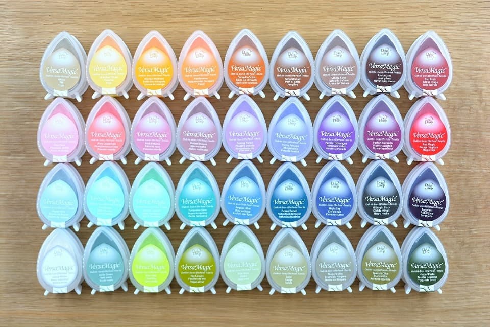 落ち着いた色合いのパステルカラーが豊富な水性ピグメントインク。チョークのようなマットな質感で不透明度が高く、濃色紙や写真紙、アート紙やコート紙など幅広い用途に使えます(バーサマジック デュードロップ・全36色)