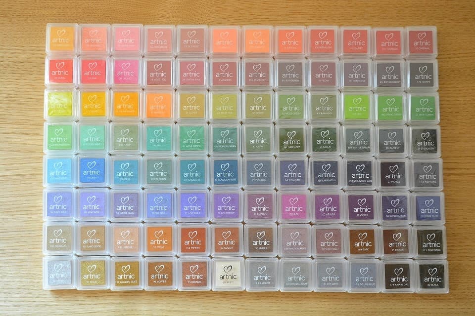 ツキネコのロングセラー商品。カラーバリエーション豊富で扱いやすい水性ピグメントインク(artnic S・全96色)