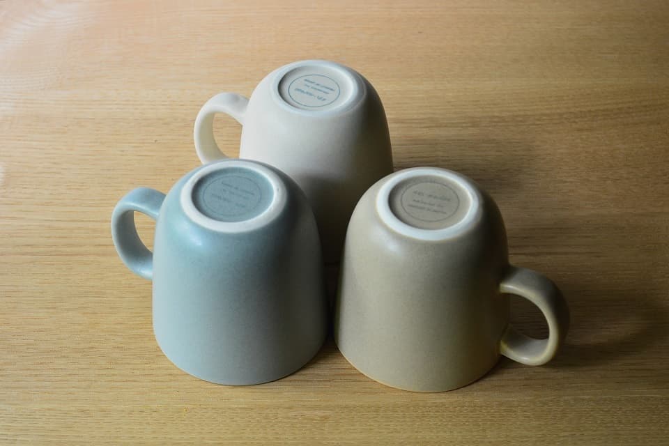 すべすべとした肌触りのペレン マグカップ（裏）