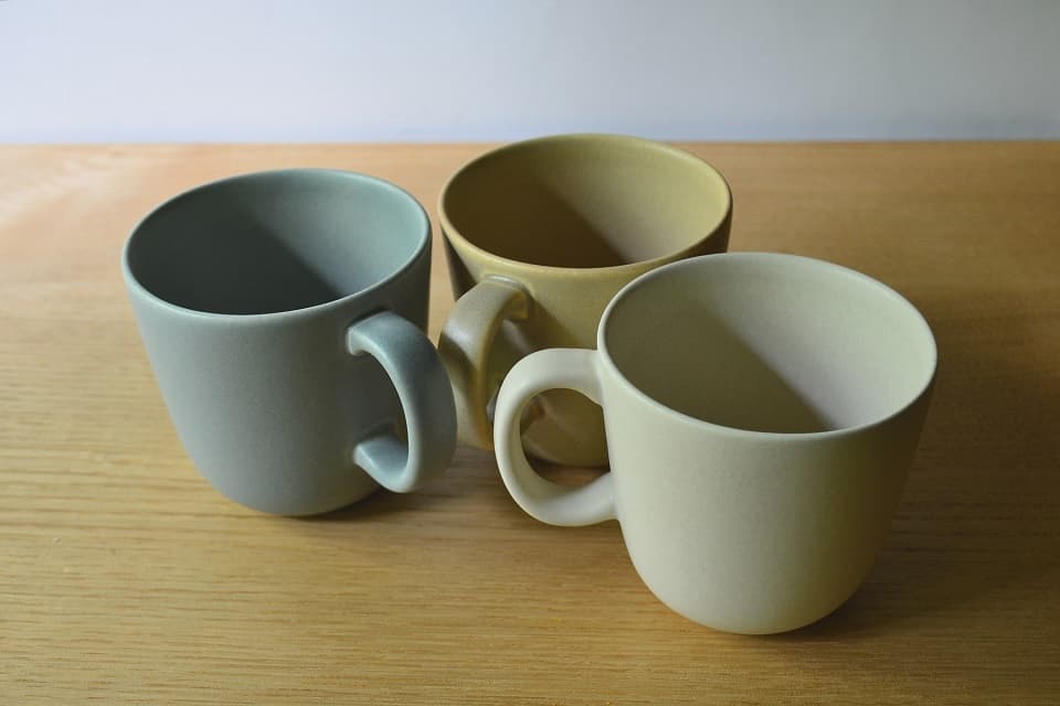 両手で包み込んで持っても持ちやすい「ペレン マグカップ」
