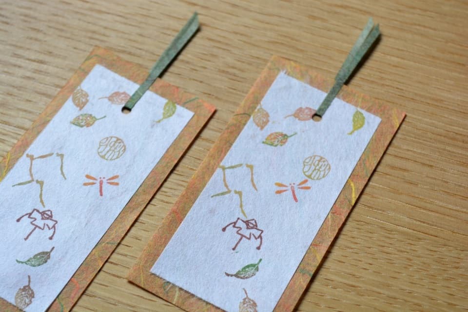 遊楽の印「枯葉」を使った手作りの栞（秋の里山をイメージして）