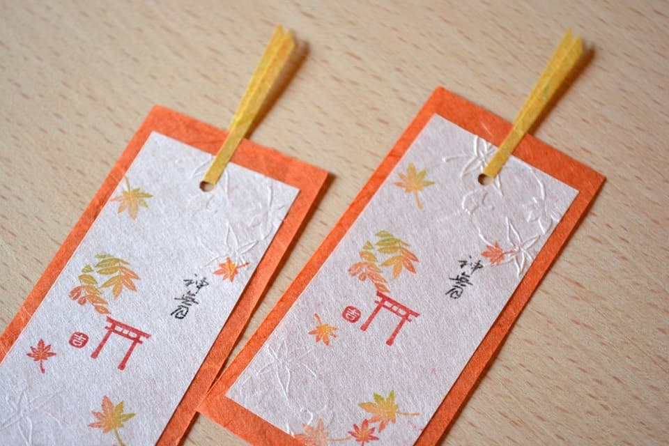 【しおり】遊楽の印「ヤマハゼ・もみじ・鳥居・ちび吉・神無月」×エンボッサー「散りもみじ」
