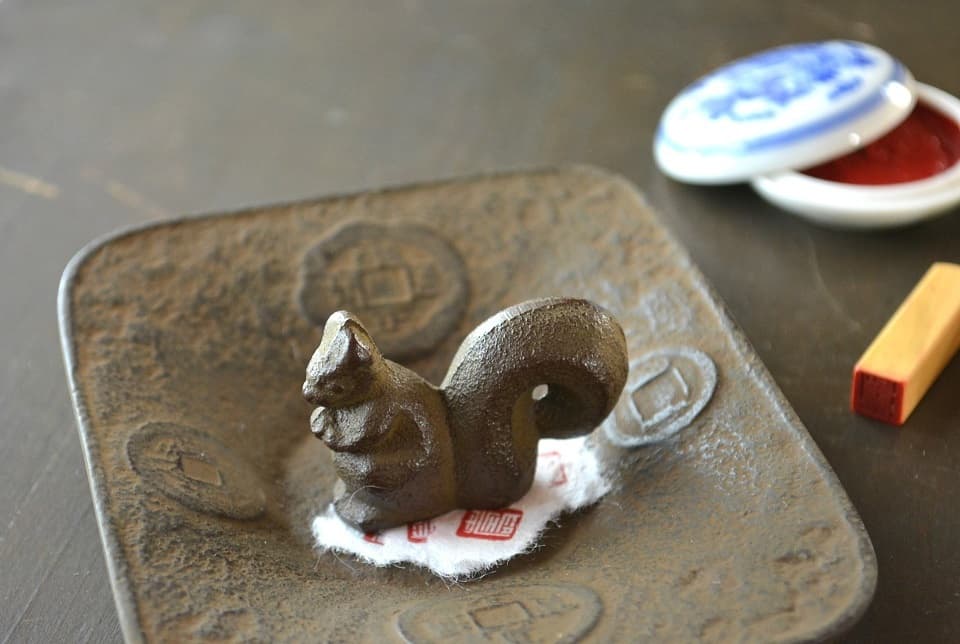 【封緘紙】遊楽の印「寿（白文）7.5mm」×りす置物×古銭茶托＜工房 蓮×鈴木盛久工房＞