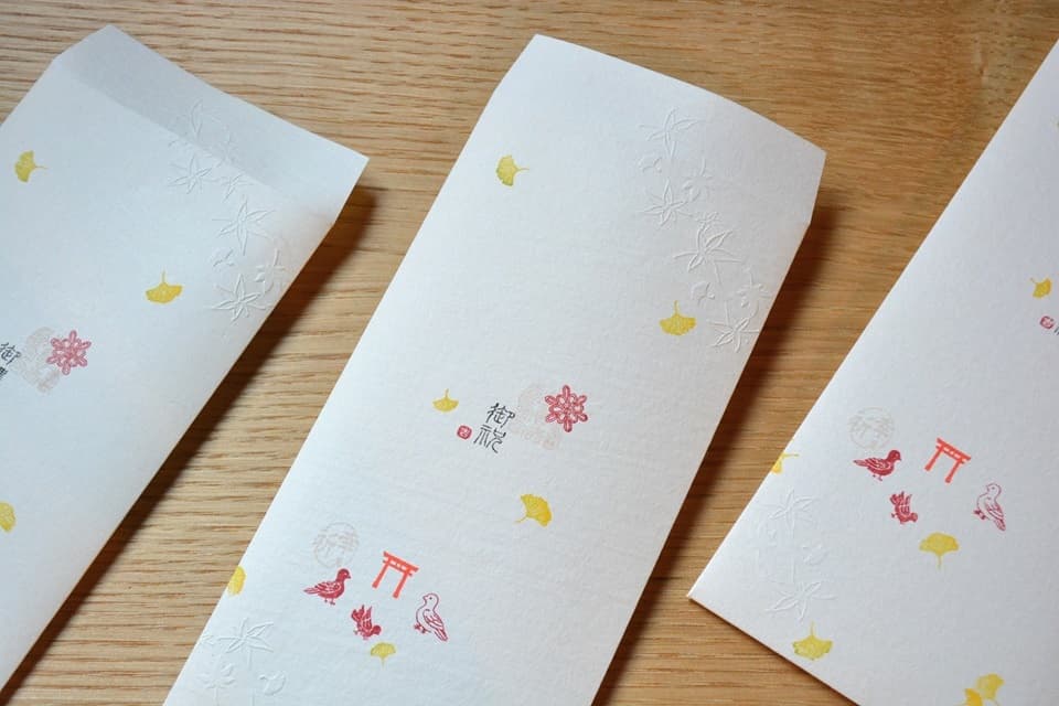 【金封】遊楽の印「百寿15・銀杏・菊結び・御祝・ちび吉・鳥居・鳩（父母子）・幸を祈」×エンボッサー「散りもみじ」＜工房 蓮＞