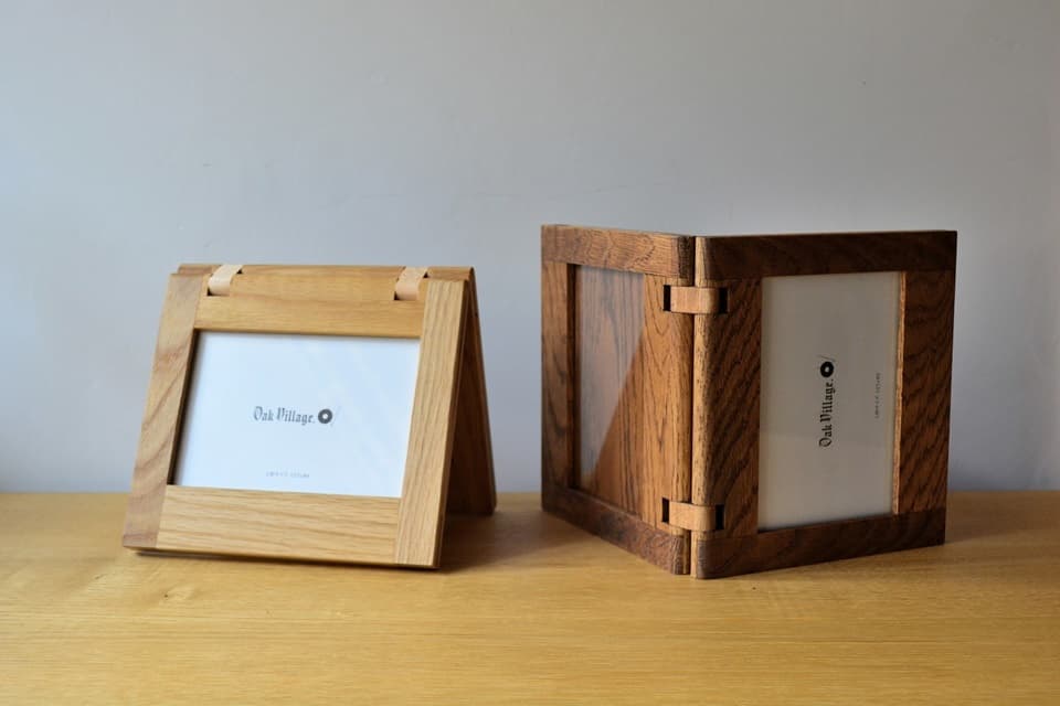 縦にも横にも飾れるシンプルなデザインの国産材を使った天然木製フォトスタンド＜オークヴィレッジ＞
