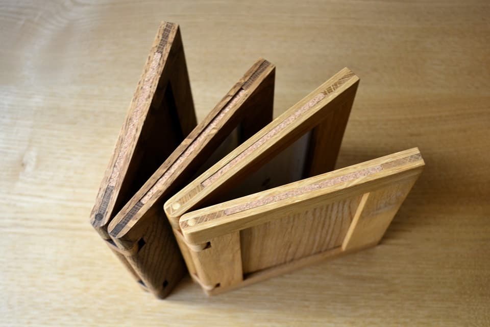 写真を縦置きで飾る場合はコルクの蓋が上になるように立てて使います（フォトスタンド）＜オークヴィレッジ＞