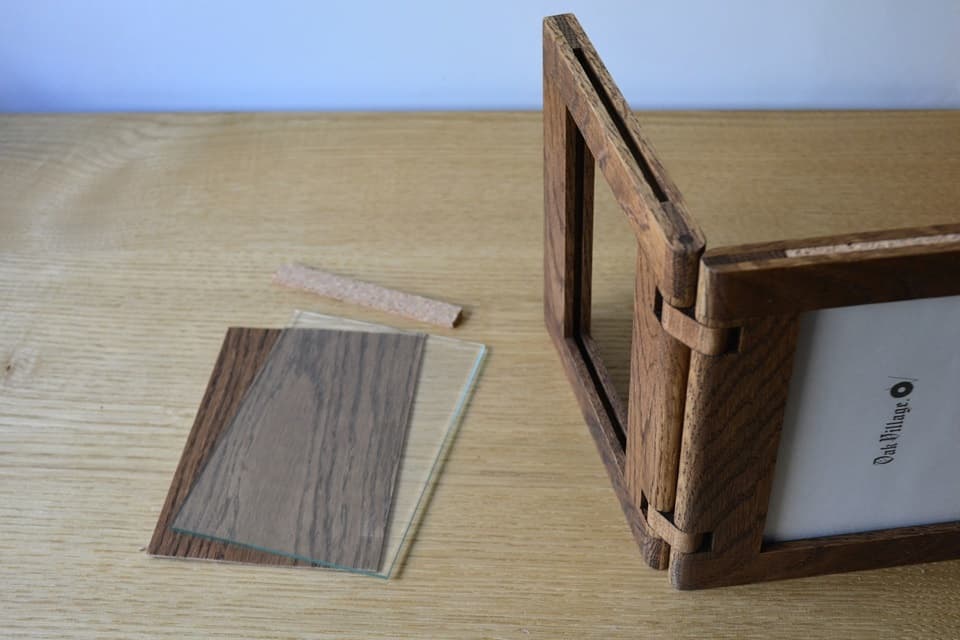 全部で26個もの部材が使用されています（フォトスタンド）＜オークヴィレッジ＞