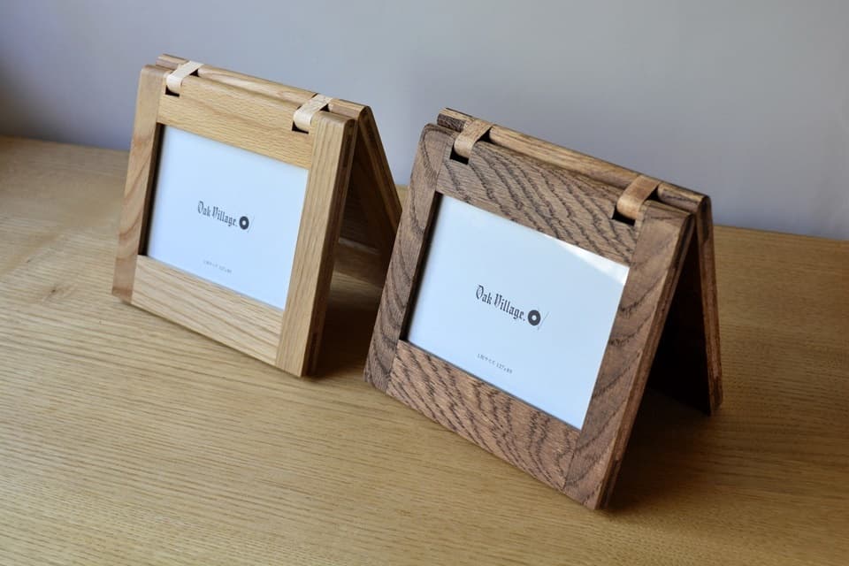 部屋にぬくもりを添えてくれるシンプルなデザインの天然木製フォトスタンド＜オークヴィレッジ＞