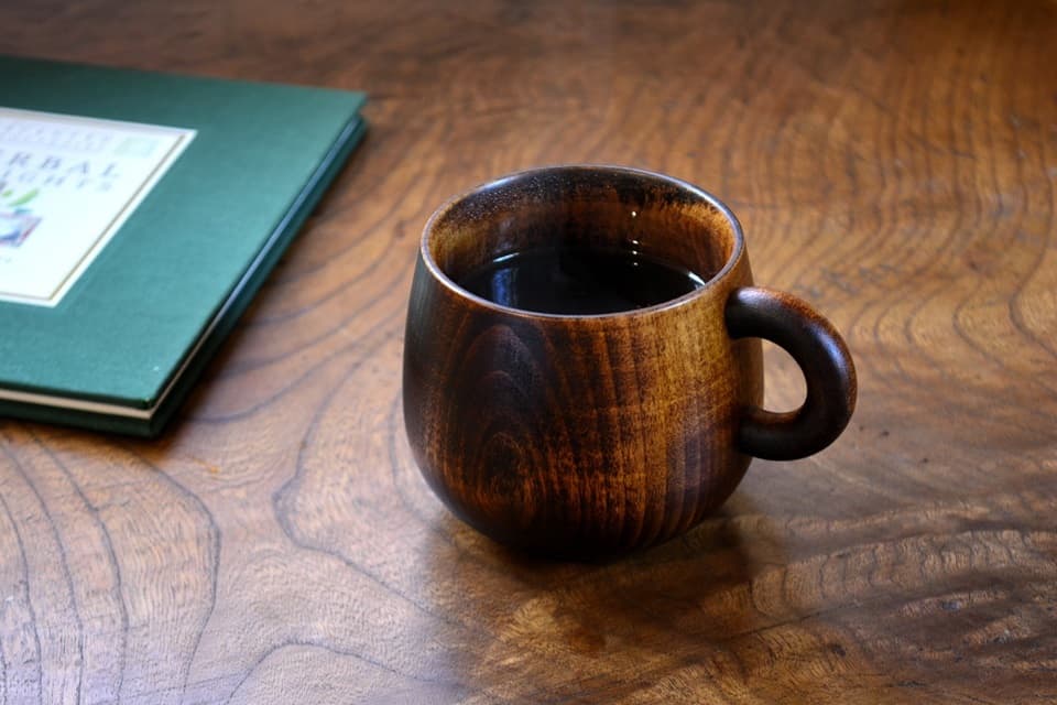 心がホッと和む天然木製のマグカップ（シェーヌ・ドゥシリーズ）＜オークヴィレッジ＞