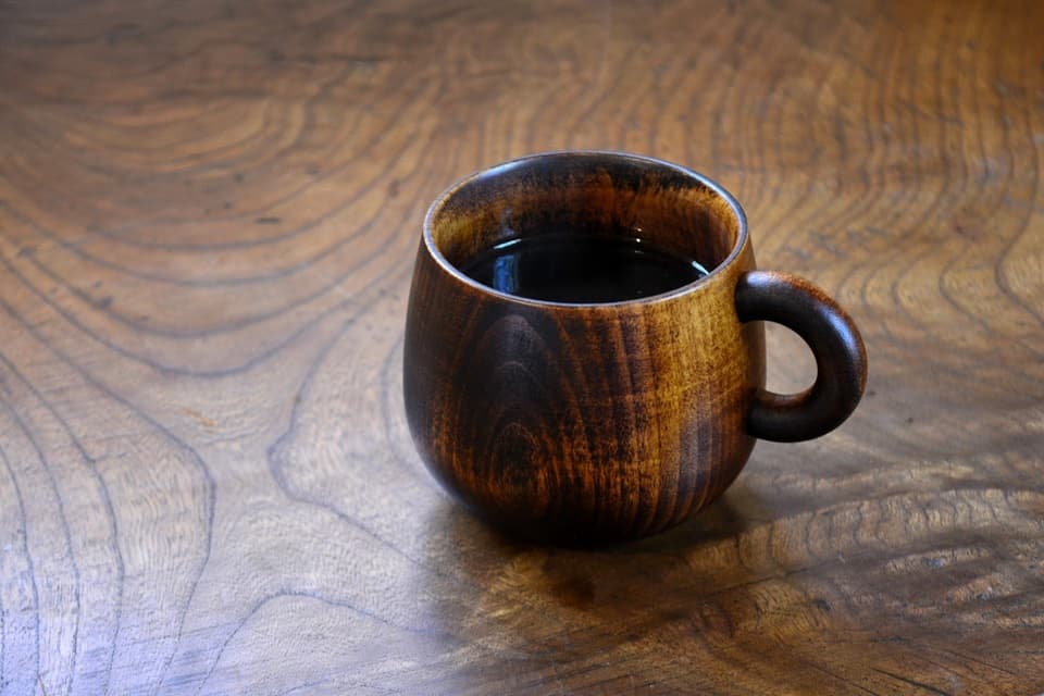 天然漆を摺り込み仕上げた国産材使用の木製マグカップ（シェーヌ・ドゥ シリーズ）＜オークヴィレッジ＞