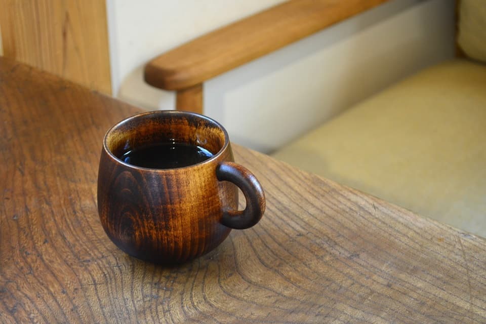 ころんと丸みを帯びた柔らなフォルムが愛らしい天然木製のマグカップ(シェーヌ・ドゥシリーズ)<オークヴィレッジ>