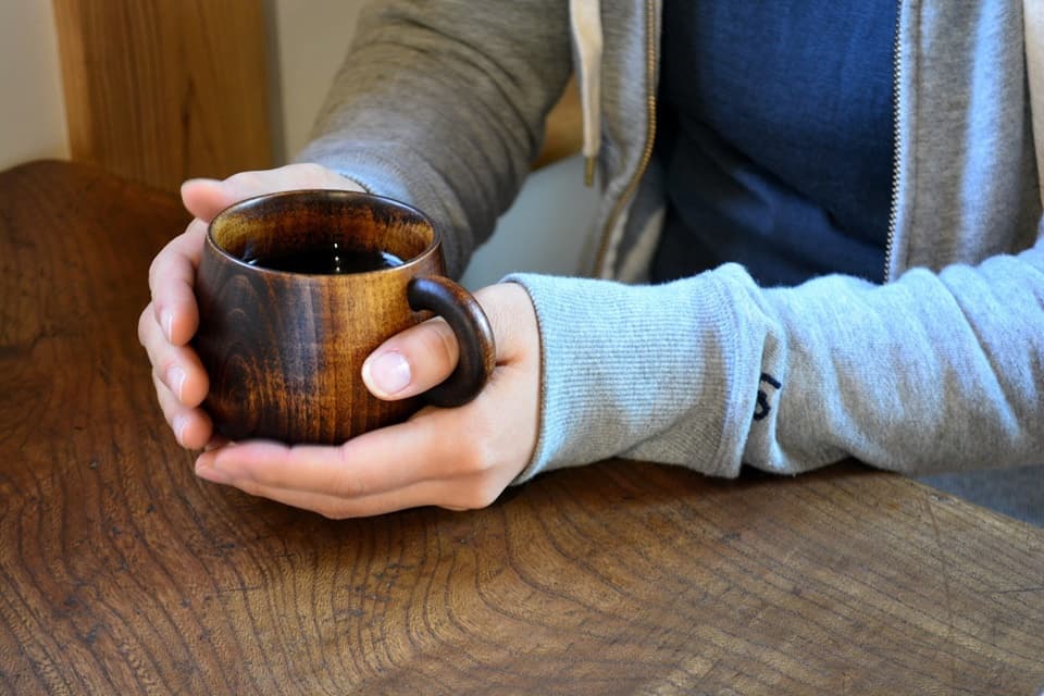無垢材ならではのあたたかなやさしい手触りのマグカップ（シェーヌ・ドゥシリーズ）＜オークヴィレッジ＞