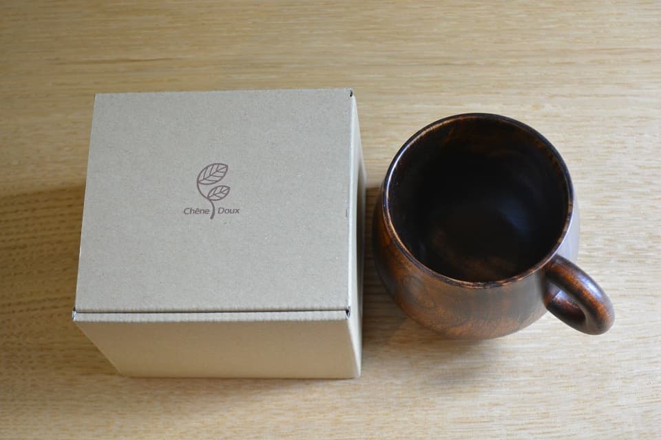 贈り物にもおすすめのナチュラルなクラフトボックス入り(シェーヌ・ドゥ マグカップ)<オークヴィレッジ>