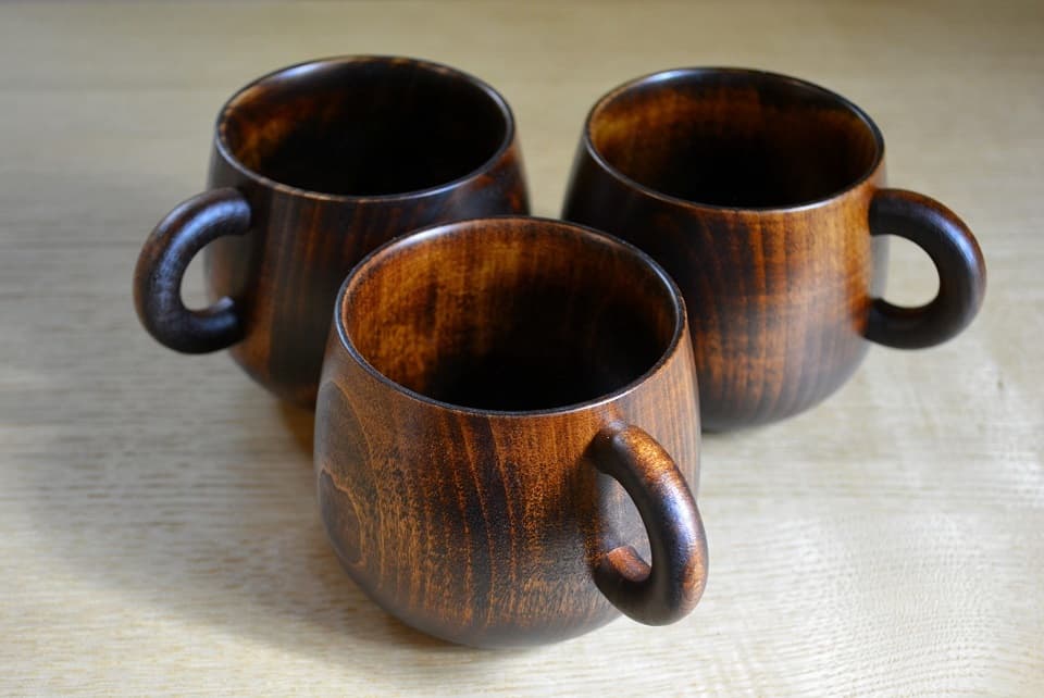 様々な表情（木目）を見せてくれる天然木製のマグカップ（シェーヌ・ドゥシリーズ）＜オークヴィレッジ＞