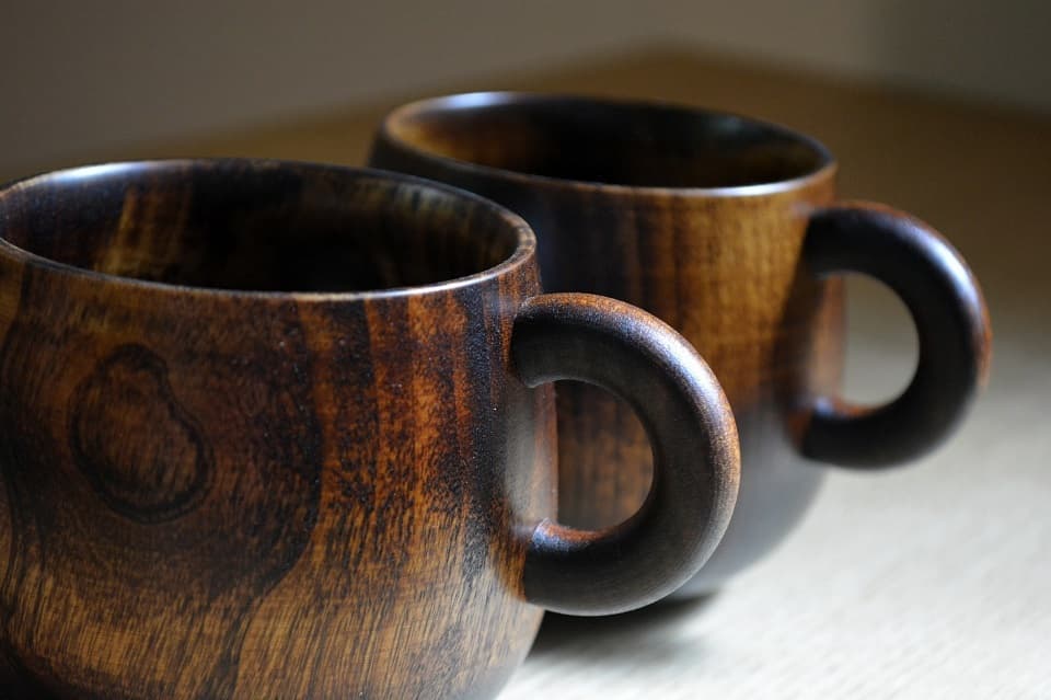 二つとして同じ木目のない天然木製のマグカップ（シェーヌ・ドゥシリーズ）＜オークヴィレッジ＞