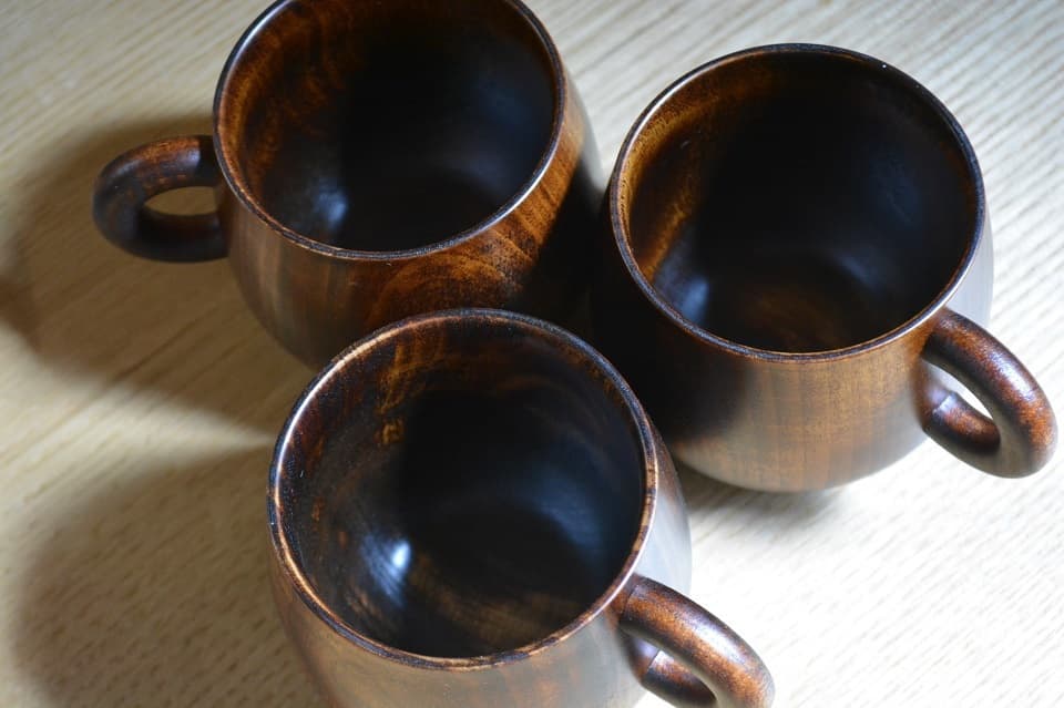 やさしい口当たりや温かい飲み物が冷めにくい保温性は漆器ならでは(シェーヌ・ドゥ マグカップ)<オークヴィレッジ>