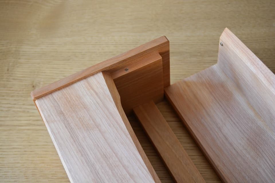 ティッシュがなくなったら引き出し口部分から開いて入れ替えるだけの簡単仕様（ティッシュボックス）＜オークヴィレッジ＞