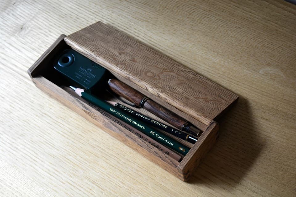 付箋や消しゴムなどの細々とした文具類も隠して収納することが出来ます（ペンシルケース）＜オークヴィレッジ＞