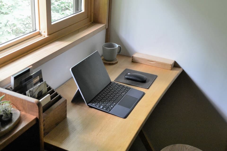 シンプルなデザインなのでデスクまわりにさりげなく置いておいても自然とお部屋になじみます（ペンシルケース）＜オークヴィレッジ＞