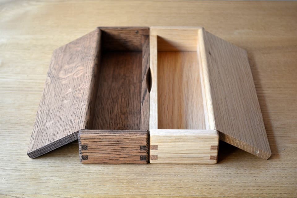 蓋はケース中央のくぼみに指をかけて持ち上げれば片手でもスッと開きます（ペンシルケース）＜オークヴィレッジ＞